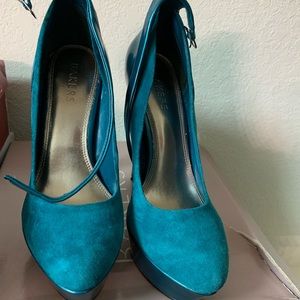 Beautiful teal heels.
